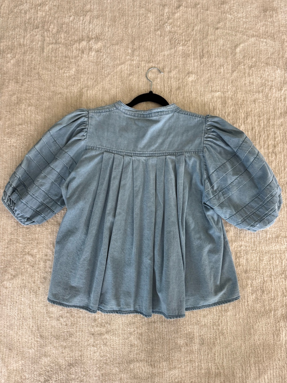Karlie Light Wash Chambray Button Front Puff Sleeve Top Pleated NWT Medium - Picture 10 of 10